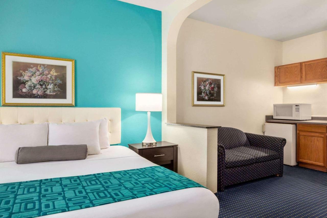 Howard Johnson By Wyndham San Antonio Hotel & Suites Exterior photo