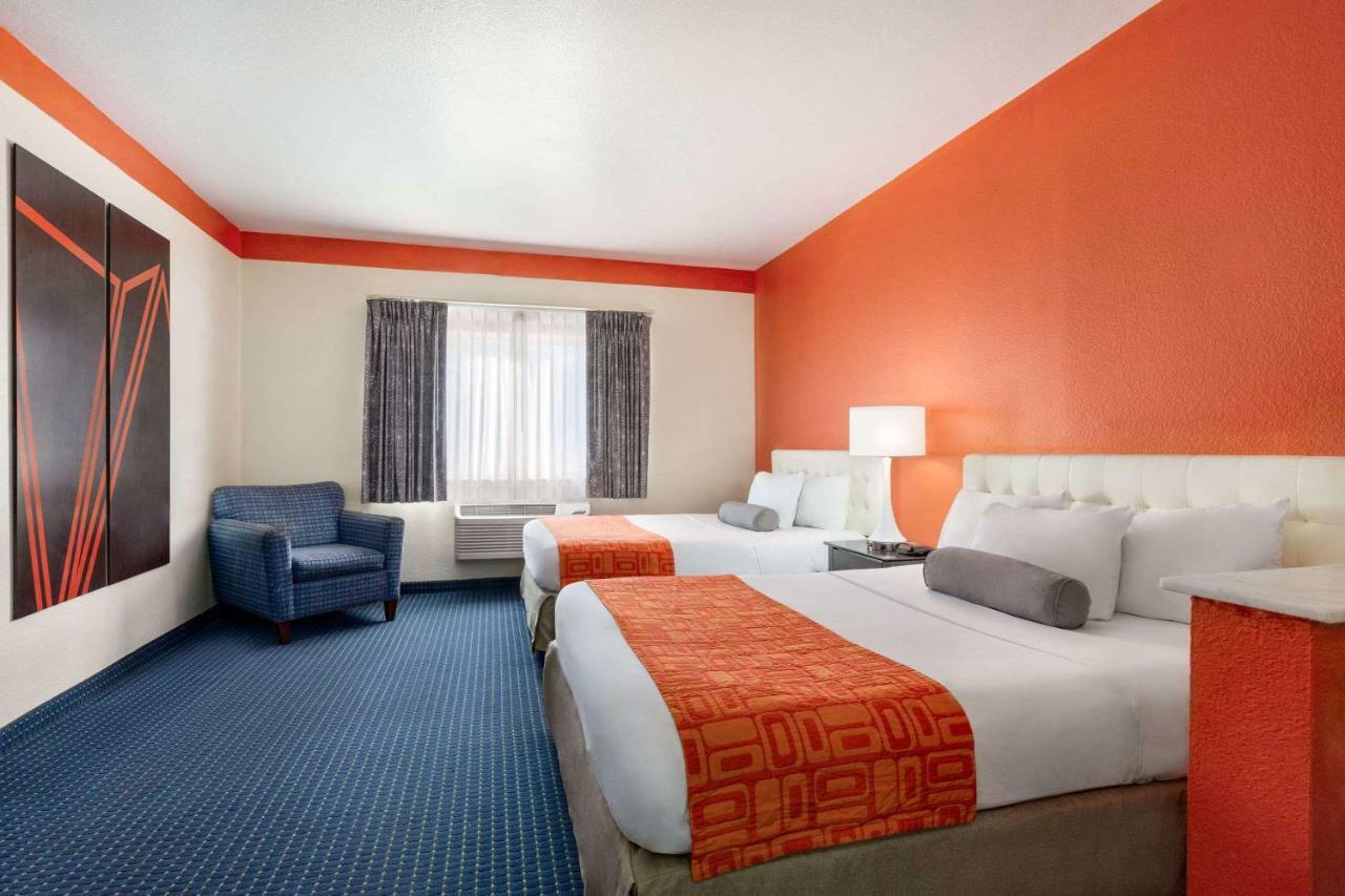 Howard Johnson By Wyndham San Antonio Hotel & Suites Exterior photo